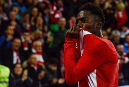 Iñaki Williams se besa el escudo tras el 2-0.