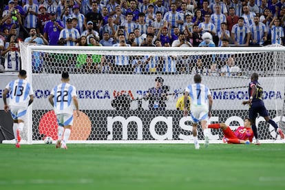 Enner Valencia falla un penal al minuto 62.