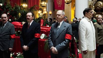 El Politburó vela el cadáver de Stalin, en un fotograma del filme.