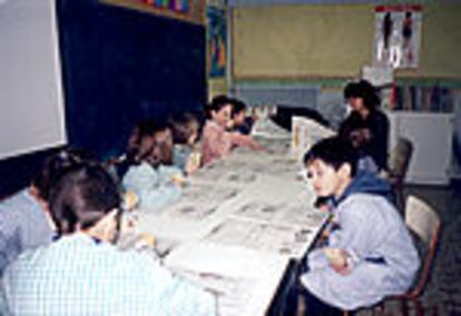 Los alumnos del colegio catalán Escoles de l'Ateneu preparan un número del <b></b><i>Periódico 100.</i>