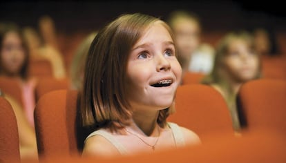 Una niña asiste a una representación teatral.