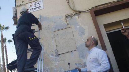 Funcionarios del Ayuntamiento de Alicante reponen una placa, en una foto de archivo. 