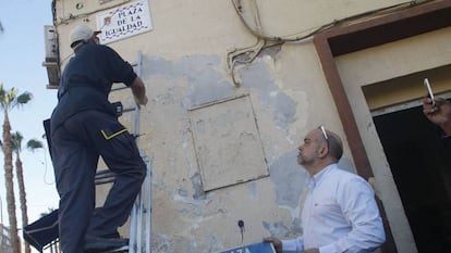 Funcionarios del Ayuntamiento de Alicante reponen una placa, en una foto de archivo.