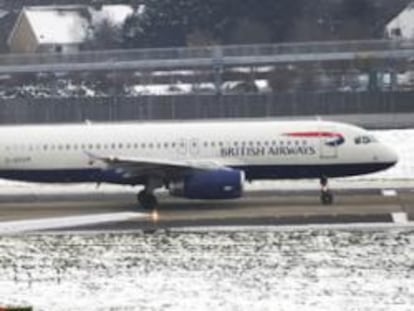 Un avión espera su turno para despegar en la pista del aeropuerto de Heathrow
