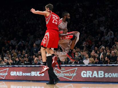 James Harden celebra una canasta con su compañero Chandler Parsons.