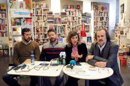 Desde la izquierda, los diputados de En Marea Antón Gómez-Reino, Juan Carlos Corbacho, Yolanda Díaz y Miguel Anxo Fernán Vello en A Coruña.