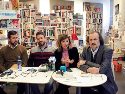 Desde la izquierda, los diputados de En Marea Antón Gómez-Reino, Juan Carlos Corbacho, Yolanda Díaz y Miguel Anxo Fernán Vello en A Coruña.