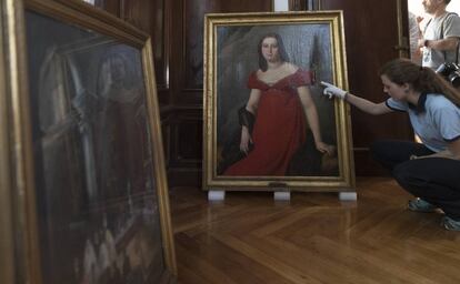 La obra Barón Gérard, rajada, al fondo. A la izquierda la pintura de Satasusagna de la boda de Muñoz Ramonet.