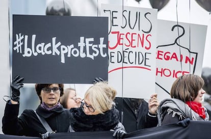 Trabajadores y manifestantes polacos participan en una protesta feminista convocada en Bruselas contra la ley del aborto en Polonia.