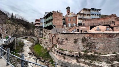 Casas tradicionales con balcones de madera en el Viejo Tiflis, el barrio histórico de la ciudad.