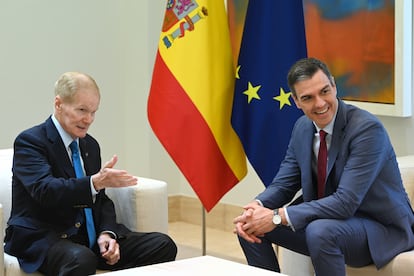 The Spanish Prime Minister Pedro Sánchez (right), and NASA’s Bill Nelson (left) in a meeting at the Moncloa Palace this Tuesday.