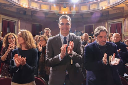 El presidente del Gobierno, Pedro Sánchez, junto a la actriz y cantante Ana Belén y el poeta Luis García Montero, en el homenaje del PSOE a Almudena Grandes, el pasado lunes en Madrid.