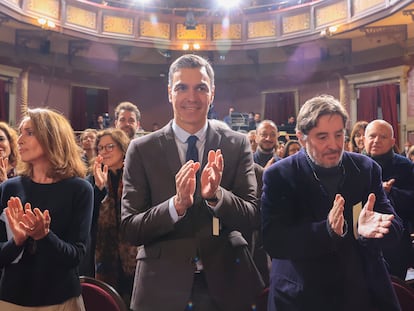 El presidente del Gobierno, Pedro Sánchez, junto a la actriz y cantante Ana Belén y el poeta Luis García Montero, en el homenaje del PSOE a Almudena Grandes, el pasado lunes en Madrid.