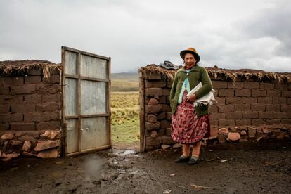 Cecilia García muestra su recién estrenado cobertizo para las alpacas, construido con apoyo de Acción contra el Hambre.