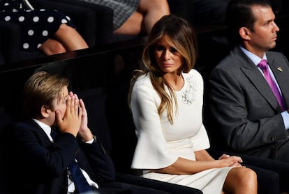 Melania Trump sigue el desarrollo de la última noche junto a Baron, el menor de los cinco hijos de Donald Trump. 