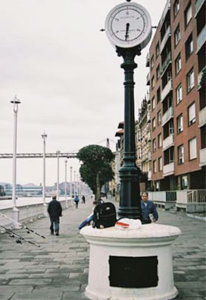 Mareómetro en el muelle de Churruca, cerca del puente Colgante.