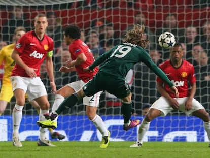 Modric dispara para marcar el 1-1 en Old Trafford.