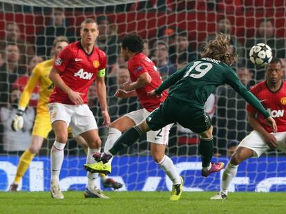 Modric dispara para marcar el 1-1 en Old Trafford.