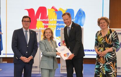 El presidente de CEOE, Antonio Garamendi, y el presidente y la vicepresidenta de BusinessEurope, Fredrik Persson e Ingrid Thijssen, respectivamente, presentaron a la vicepresidenta primera del Gobierno, Nadia Calviño, la Declaración de Madrid, que recoge las prioridades empresariales europeas de cara a la Presidencia española del Consejo de la UE y que identifica la competitividad como “el camino que conduce a una posición más fuerte de la UE en el mundo y al progreso económico y social”.