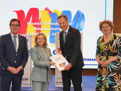 El presidente de CEOE, Antonio Garamendi, y el presidente y la vicepresidenta de BusinessEurope, Fredrik Persson e Ingrid Thijssen, respectivamente, presentaron a la vicepresidenta primera del Gobierno, Nadia Calviño, la Declaración de Madrid, que recoge las prioridades empresariales europeas de cara a la Presidencia española del Consejo de la UE y que identifica la competitividad como “el camino que conduce a una posición más fuerte de la UE en el mundo y al progreso económico y social”.