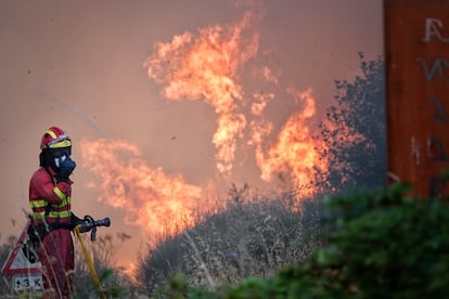 Un bombero trata de apagar el fuego, a 21 de agosto de 2025, en Anllarinos del Sil, León, Castilla y León (España). 
