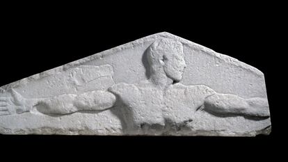 Este relieve en mármol de hace casi 2.500 años debió colgar de la oficina de pesos y medidas de una ciudad de la antigua Grecia. La mano, los brazos extendidos o la huella del pie representan diferentes unidades de medida.