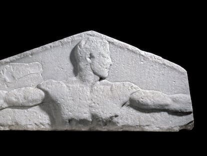 Este relieve en mármol de hace casi 2.500 años debió colgar de la oficina de pesos y medidas de una ciudad de la antigua Grecia. La mano, los brazos extendidos o la huella del pie representan diferentes unidades de medida.