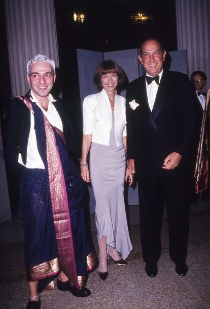 La protagonista de 1993 fue la editora Diana Vreeland. En la imagen, Anna Wintour entre los diseñadores John Galliano y, a la derecha, Oscar de la Renta.