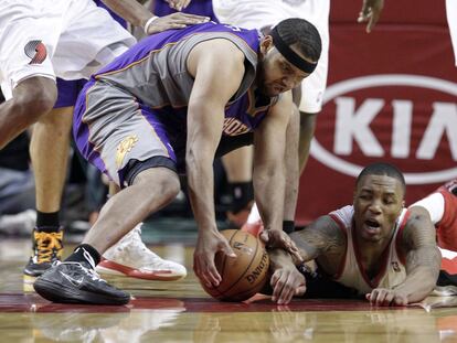 Jared Dudley lucha por el balón con Damian Lillard