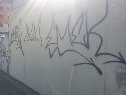 Una de las pintadas del grafitero EMEK, en Montequinto (Dos Hermanas, Sevilla).