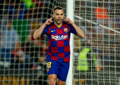 Jordi Alba se tapa los oídos en el partido ante la Real Sociedad.