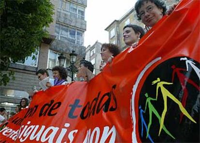 Mujeres integrantes de la Marcha Mundial recorren las calles de Vigo.