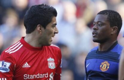 Luis Suárez (izquierda) y Evra, durante el partido, en 2011, en que el uruguayo fue acusado de insultos racistas.