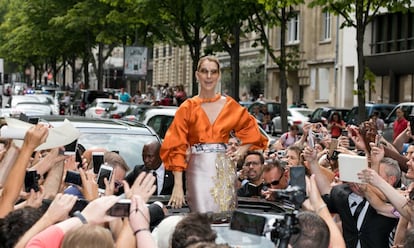 Céline Dion, rodeada de fan a su llegada al 'Royal Monceau' en París.