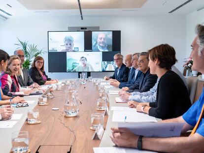 El Grupo de Expertos del PERTE chip junto a la vicepresidenta Nadia Calviño, durante su primera reunión, el pasado julio en Madrid.