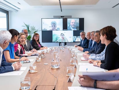 El Grupo de Expertos del PERTE chip junto a la vicepresidenta Nadia Calviño, durante su primera reunión, el pasado julio en Madrid.