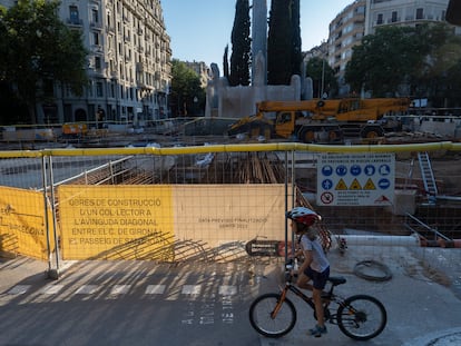 Obras en la avenida Diagonal de Barcelona, a la altura del paseo de Sant Joan, el pasado viernes.