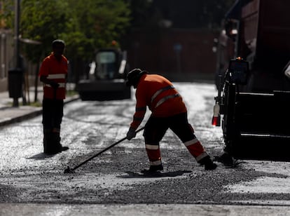 Operarios de pavimentación este miércoles 6 de agosto, en Madrid.