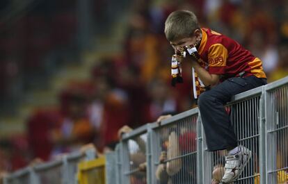 Un joven seguidor del Galatasaray al finalizar el partido.