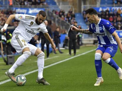 Benzema (i) y Navarro, en una acción del partido.