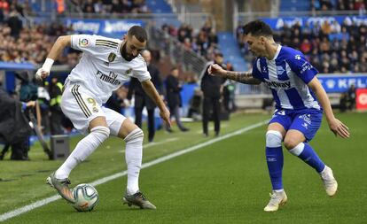 Benzema (i) y Navarro, en una acción del partido.