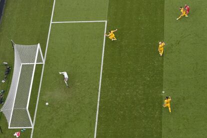 Vista aérea del gol del peruano André Carrillo contra Australia.