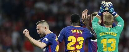 Alba, Umtiti y Cillessen.