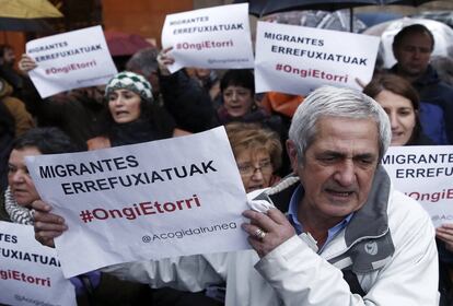 Decenas de vecinos de Pamplona (Navarra) también se han sumado a las protestas convocadas esta tarde en más de medio centenar de ciudades del país. La oposición, los sindicatos y las ONG han pedido al Gobierno en funciones que se oponga al acuerdo sellado entre la UE y Turquía.