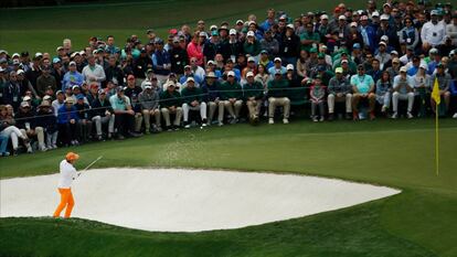 Rickie Fowler golepa desde un búnker en el hoyo 16.