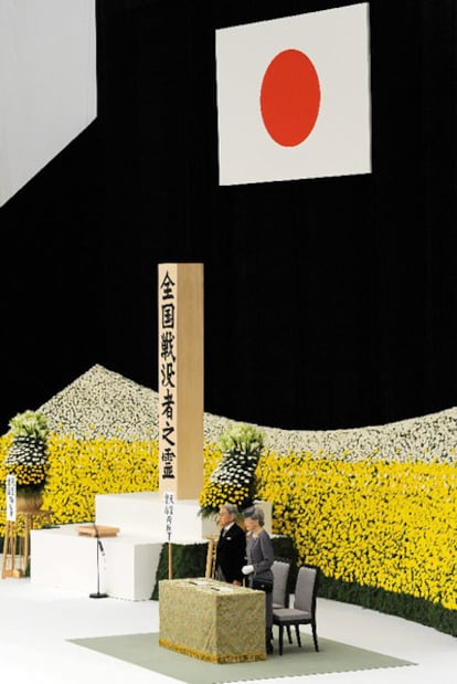 El emperador Akihito y la emperatriz Michiko, durante la ceremonia en Tokio.