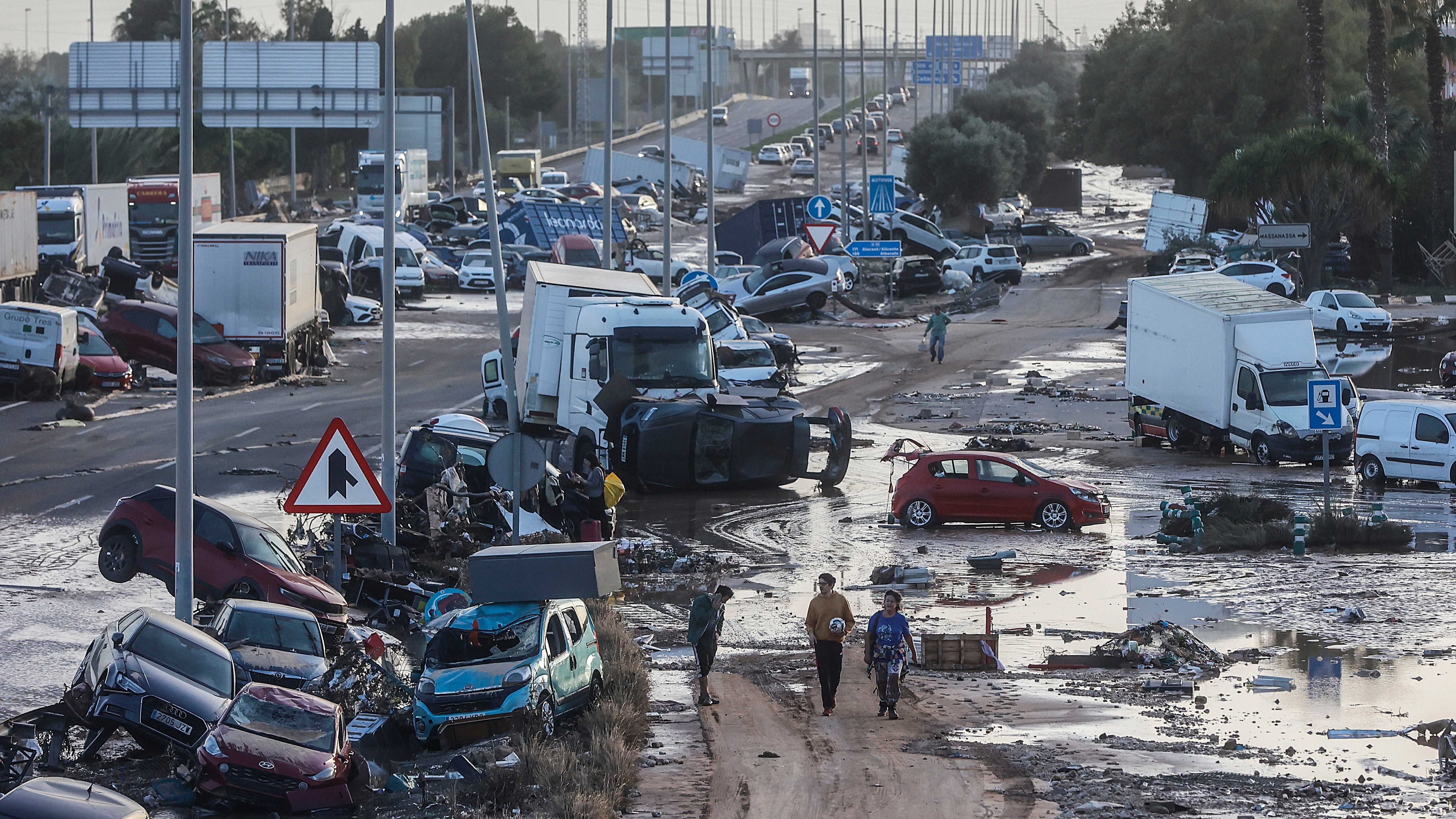 Tráfico prohíbe la circulación de camiones por la A-7