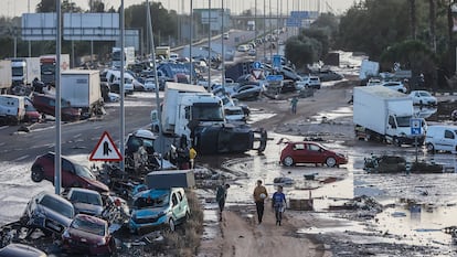 Vehculos amontonados el pasado mircoles en una de las autovas de acceso a Valencia.