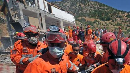 Miembros de los equipos de rescate turcos trabajan en las zona del desastre.
