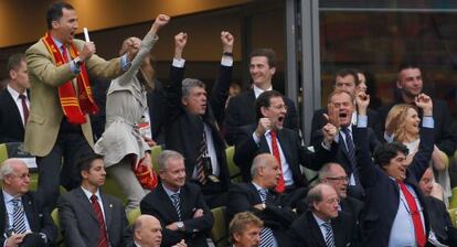 Euforia en la delegación española en la celebración del gol de Cesc frente a Italia.